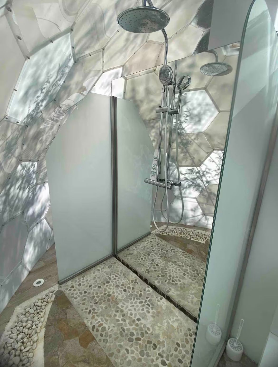 Baño con ducha dentro del domo